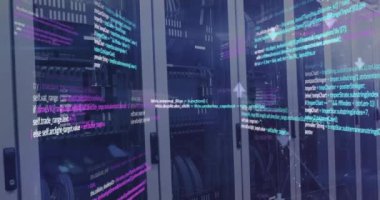 Sunucu odasındaki veri raflarının üzerinde bağlı oklar ve bilgisayar dilinin animasyonu. Dijital bileşik, çoklu pozlama, iletişim, kodlama, programlama dili, veri merkezi, teknoloji.