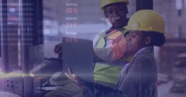 Afro-Amerikan işçilerin depodaki istatistik çizelgelerinin animasyonu. Küresel finans, istatistik, hesaplama ve veri işleme kavramı dijital olarak oluşturulmuş video.