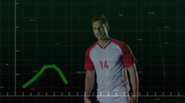 Siyah arka plandaki beyaz erkek futbolcu üzerinden finansal veri işleme animasyonu. Dijital olarak oluşturulan küresel finans, spor ve dijital arayüz kavramı.