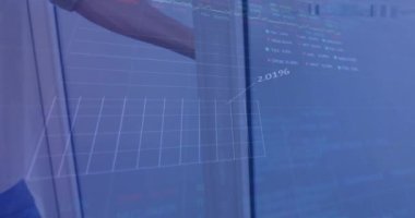 Modern ofisin kapısını açan beyaz adamın finansal veri işleme animasyonu. Küresel finans, iş, bağlantılar, hesaplama ve veri işleme kavramı dijital olarak oluşturulmuş video.
