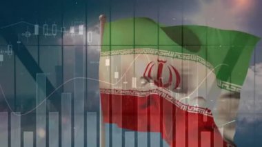 İran bayrağı üzerinde istatistik ve finansal veri işleme animasyonu. Küresel iş, finans, bağlantılar, hesaplama ve veri işleme kavramı dijital olarak oluşturulmuş video.