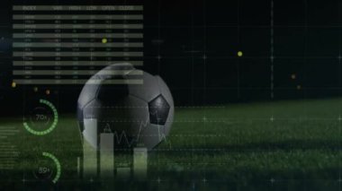 Futbolcuların topa vurması üzerine finansal veri işleme animasyonu. Finansal, spor ve dijital arayüz kavramı dijital olarak oluşturulmuş video.