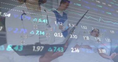 Hastanedeki çeşitli doktorlarda veri işleme animasyonu. Küresel tıp, sağlık ve veri işleme kavramı dijital olarak oluşturulmuş video.