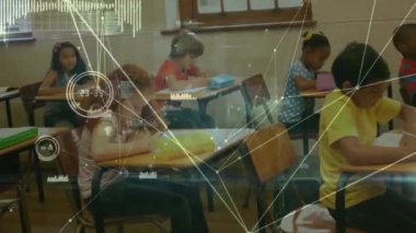 Sınıfta sınav yazan farklı öğrencilerin grafik simgeleriyle bağlantılı noktaların animasyonu. Dijital bileşik, çoklu pozlama, rapor, iş, eğitim, iletişim ve çocukluk kavramı.