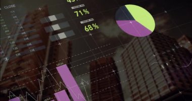 Bulutlu gökyüzüne karşı binaların alçak açılı görüntüsü üzerinden çok renkli bilgi arayüzünün animasyonu. Dijital bileşik, çoklu pozlama, rapor, iş, büyüme, ilerleme ve mimari kavram.