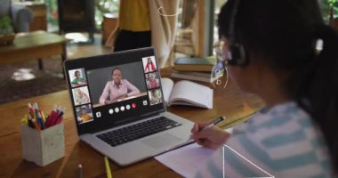 Matematiksel denklemlerin animasyonu Asyalı bir kızın evde dizüstü bilgisayarda video konferansı yapmasıyla ilgili. Uzak öğrenim çevrimiçi eğitim kavramı