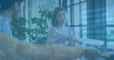 Muhtelif meslektaşların ofiste toplanması üzerine finansal veri işleme animasyonu. İş, finans, takım çalışması ve dijital video arayüzü kavramı.