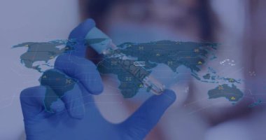 Haritadaki geometrik şekillerin animasyonu, test tüpüne bakan Asyalı kadın araştırmacı. Dijital bileşik, çoklu pozlama, küresel, tıbbi, sağlık, koruma ve teknoloji kavramı.