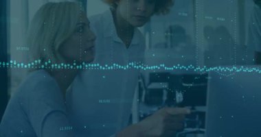 Ofisteki çeşitli iş adamları üzerinde finansal veri işleme animasyonu. Küresel finans, iş, bağlantılar, hesaplama ve veri işleme kavramı dijital olarak oluşturulmuş video.