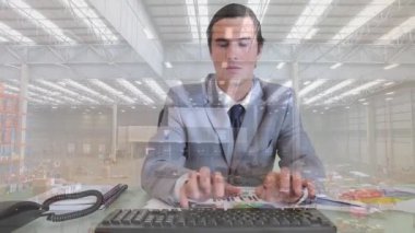 Ofisteki klavyede yazı yazan kafası karışık beyaz adamın hava görüntüsü. Dijital bileşik, çoklu pozlama, nakliye, envanter, dağıtım ve teknoloji konsepti.