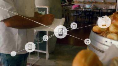Mutfaktaki Kafkas aşçısının üzerindeki ikonlarla olan bağlantıların animasyonu. Küresel iş, bağlantılar, hesaplama ve veri işleme kavramı dijital olarak oluşturulmuş video.