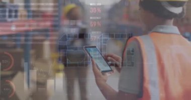 Afro-Amerikan işçilerin depodaki istatistik çizelgelerinin animasyonu. Küresel finans, istatistik, hesaplama ve veri işleme kavramı dijital olarak oluşturulmuş video.