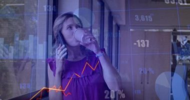 Ofiste çalışan Kafkasyalı iş kadınının finansal veri işleme animasyonu. Küresel iş, finans, bilgisayar ve veri işleme kavramı dijital olarak oluşturulmuş video.