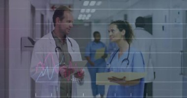 Grafiklerin animasyonu, beyaz bir doktorun ayakta durup hasta raporlarını tartışması. Dijital bileşik, çoklu pozlama, iş, büyüme, takım çalışması ve tıbbi konsept.