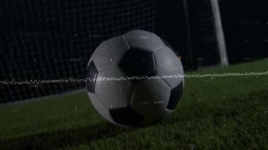 Futbolcuların topa vurması üzerine finansal veri işleme animasyonu. Finansal, spor ve dijital arayüz kavramı dijital olarak oluşturulmuş video.
