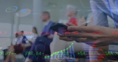 Akıllı telefon kullanan beyaz iş adamının finansal veri işleme animasyonu. Küresel iş, ağlar, bağlantılar, hesaplama ve veri işleme kavramı dijital olarak oluşturulmuş video.