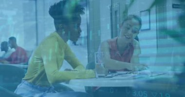 Ofisteki çeşitli iş adamları üzerinde finansal veri işleme animasyonu. Küresel finans, iş, bağlantılar, hesaplama ve veri işleme kavramı dijital olarak oluşturulmuş video.