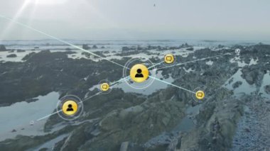 Manzara üzerindeki simgelerle bağlantı ağının animasyonu. Küresel iş, bağlantılar, hesaplama ve veri işleme kavramı dijital olarak oluşturulmuş video.