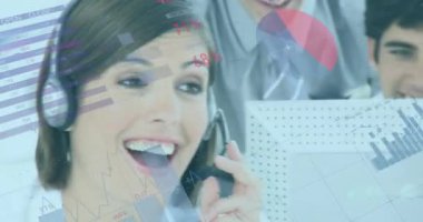 Ofiste telefonla konuşan beyaz kadın hakkında istatistiksel veri işleme animasyonu. Bilgisayar arayüzü ve iş veri teknolojisi kavramı
