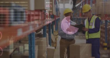 Depodaki çeşitli erkek işçilerin istatistik çizelgelerinin animasyonu. Küresel finans, istatistik, hesaplama ve veri işleme kavramı dijital olarak oluşturulmuş video.