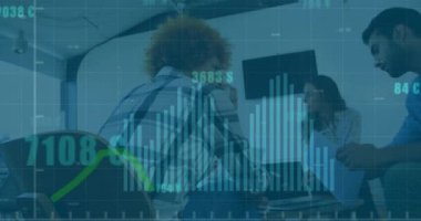 Çeşitli iş adamları üzerinde finansal veri işleme animasyonu. Küresel finans, iş, bağlantılar, hesaplama ve veri işleme kavramı dijital olarak oluşturulmuş video.