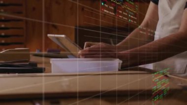 Çeşitli insanların dijital tablet üzerinde kaydırdığı birden fazla grafiklerin ve alım satım tahtalarının animasyonu. Dijital bileşik, çoklu pozlama, rapor, iş dünyası, borsa ve teknoloji kavramı.