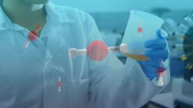 Laboratuvarda örnek alan çift ırklı kadın bilim adamı yerine kimyasal moleküllerin animasyonu. Küresel bilim ve dijital arayüz kavramı, dijital olarak üretilen video.