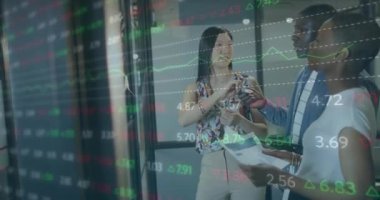 Ofiste çalışan çeşitli iş adamları üzerinde finansal veri işleme animasyonu. Küresel iş, finans, bilgisayar ve veri işleme kavramı dijital olarak oluşturulmuş video.