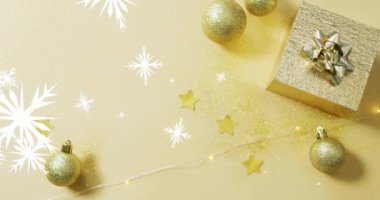 Yılbaşı süsleri ve hediyeleri üzerine yağan kar animasyonu. Noel, şenlik, kutlama ve gelenek konsepti dijital olarak oluşturuldu.