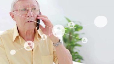 Evde cep telefonuyla konuşan yaşlı beyaz adamın çizgileriyle bağlantılı simgelerin canlandırılması. Dijital bileşik, çoklu pozlama, iletişim, emeklilik, iş ve teknoloji kavramı.
