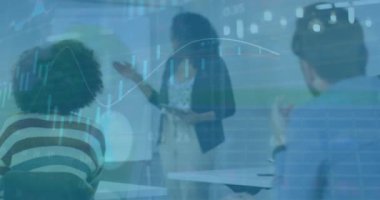 Ofisteki çeşitli iş adamlarının veri işleme ve istatistiklerinin animasyonu. Küresel iş, finans, bilgisayar ve veri işleme kavramı dijital olarak oluşturulmuş video.