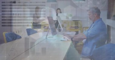 Ofisteki çeşitli iş adamları üzerinde veri işleme animasyonu. Küresel iş, finans ve veri işleme kavramı dijital olarak oluşturulmuş video.