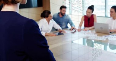 Çoklu grafiklerin animasyonu, alım satım tahtaları, farklı kadınların raporları tartışan iş arkadaşlarını izlemesi. Dijital bileşik, çoklu pozlama, iş, planlama, borsa ve takım çalışması kavramı.