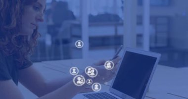 Akıllı telefon ve dizüstü bilgisayar kullanan mutlu beyaz kadın üzerine insanların animasyonları. İletişim, sosyal medya, ağ, dijital arayüz ve teknoloji, dijital olarak oluşturulmuş video.