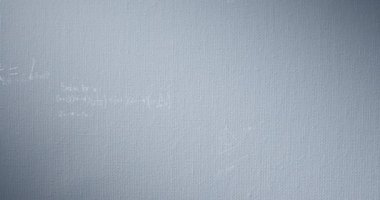 Gri arkaplan üzerinde matematiksel veri işleme animasyonu. Küresel bilim, iş dünyası, ağlar, bağlantılar, hesaplama ve veri işleme kavramı dijital olarak oluşturulmuş video.