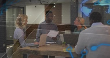 Çeşitli iş arkadaşlarının ofiste fikirlerini paylaşması üzerine küresel ve bilgisayar dilinin animasyonu. Dijital bileşik, çoklu pozlama, küreselleşme, kodlama, programlama dili, takım çalışması ve teknoloji.