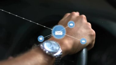 Direksiyondaki beyaz adamın kırpık ellerinin üzerindeki çizgilerle bağlı ikonların animasyonu. Dijital bileşik, araç, çoklu pozlama, mesaj, ulaşım ve iletişim konsepti.