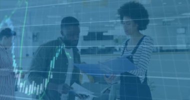 Ofiste dizüstü bilgisayarla tartışan Afrikalı Amerikalı meslektaşlar üzerinde birden fazla grafik animasyonu. Dijital bileşim, iş dünyası, rapor, ilerleme, takım çalışması, planlama, fikirler ve teknoloji.