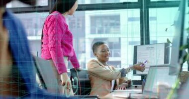 Ofisteki çeşitli iş adamları üzerinde finansal veri işleme animasyonu. Küresel iş, finans, bilgisayar ve veri işleme kavramı dijital olarak oluşturulmuş video.