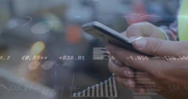 Akıllı telefon kullanan beyaz iş adamının finansal veri işleme animasyonu. Küresel iş, ağlar, bağlantılar, hesaplama ve veri işleme kavramı dijital olarak oluşturulmuş video.