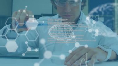 Kafkas erkek bilim adamı üzerinde bilimsel veri işleme animasyonu. Küresel bilim, araştırma, bağlantılar, hesaplama ve veri işleme kavramı dijital olarak oluşturulmuş video.