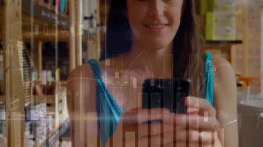 Dükkanda akıllı telefon kullanan beyaz bir kadın hakkında finansal veri işleme animasyonu. Küresel alışveriş, iş, bilgisayar, veri işleme ve bağlantılar konsepti dijital olarak oluşturulmuş video.