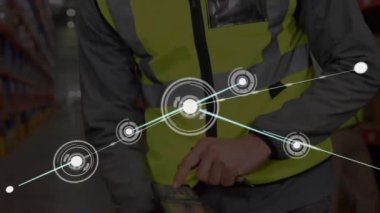 Kafkas işçilerin ambardaki makinede paket detaylarına bakmaları üzerine bağlantılı simgelerin canlandırılması. Dijital bileşik, çoklu pozlama, iletişim, envanter, dağıtım ve teknoloji kavramı.