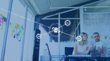 Ofisteki farklı iş adamlarının simgeleriyle bağlantı ağının animasyonu. Küresel iş, bağlantılar, hesaplama ve veri işleme kavramı dijital olarak oluşturulmuş video.