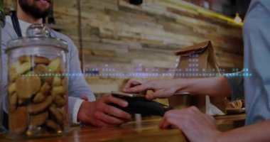 Terminaldeki temassız ödemeyle ilgili veri işleme animasyonu. Küresel finans, iş, bağlantılar, hesaplama ve veri işleme kavramı dijital olarak oluşturulmuş video.