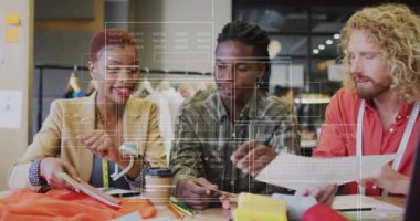 Muhtelif meslektaşların ofiste iş görüşmesi üzerine veri işleme animasyonu. İş, finans ve iletişim konsepti dijital olarak oluşturulmuş video.