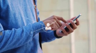 Akıllı telefon kullanarak, iki ırklı iş adamının üzerindeki simgelerle olan bağlantıların animasyonu. Küresel iş, sosyal medya, dijital arayüz ve dijital olarak oluşturulan veri işleme kavramı.