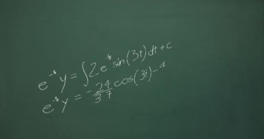 Yeşil karatahta üzerinde matematiksel veri işleme animasyonu. Küresel bilim, bilgisayar ve veri işleme kavramı dijital olarak oluşturulmuş video.