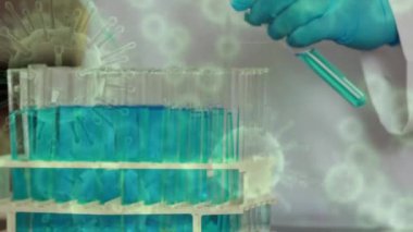 Virüs hücrelerinin, laboratuarda çalışan Kafkas kadın bilim adamı üzerinde canlandırılması. Bilim, tıp ve salgın konsepti dijital olarak üretilen video.