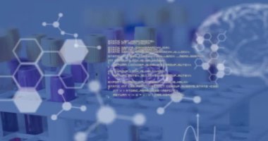 Laboratuvar üzerinde insan beyni ve bilimsel veri işleme animasyonu. Küresel bilim, bilgisayar ve veri işleme kavramı dijital olarak oluşturulmuş video.